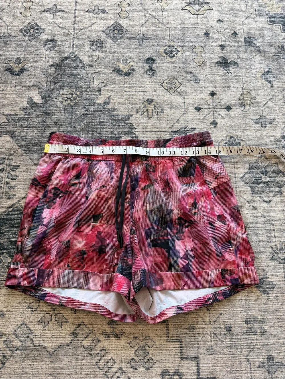 Lululemon women’s spring break away short size 6
